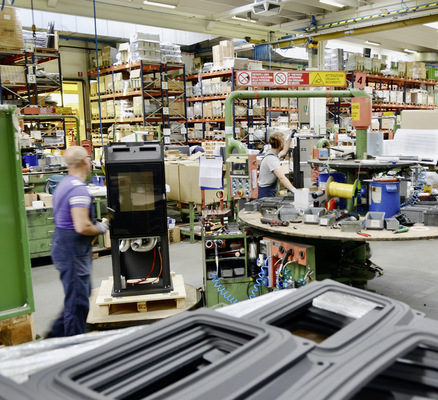 Die Endmontage der Öfen erfolgt an Montagekarussells.