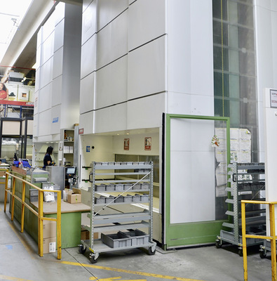 Kleinteile für die Ofenmontage sind in diesen Paternostersystemen eingelagert.