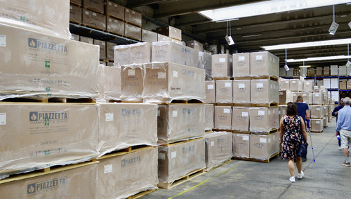 Kartoniert und eingeschweißt warten fertige Öfen und Kamine auf die Spedition.