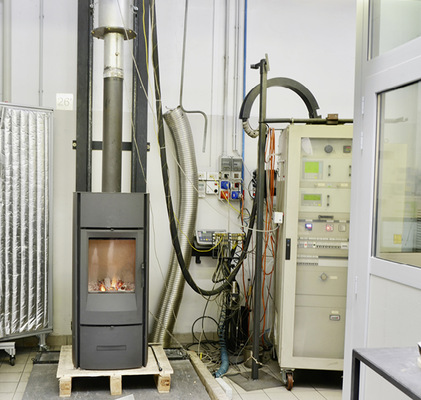 Im Versuchslabor werden Dauerbetrieb und Emissionsverhalten der Öfen überprüft und Neuentwicklungen getestet.