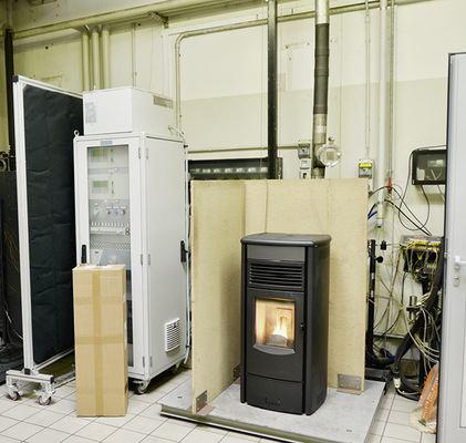 Im Versuchslabor werden Dauerbetrieb und Emissionsverhalten der Öfen überprüft und Neuentwicklungen getestet.