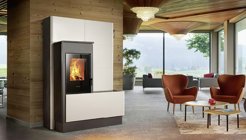 In Majolika-Keramik eingekleidet, beeindruckte der Pellet-/Scheitholz-Hybridofen „E228 H“ auf der WoF in Leipzig unter anderem mit seiner großen beheizten Speicherfläche und einem großen Pellet-Vorratsbehälter für rund 30 Stunden Betriebsdauer.