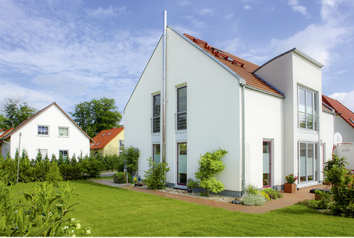 ﻿Das wesentliche Kriterium für die Schornsteinführung ist eine „firstnahe“ Mündung. So lässt es sich auch mit einem Außenschornstein umsetzen. - © Foto: Schiedel
