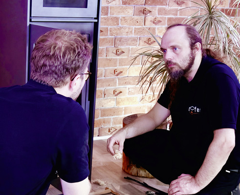 Von oben oder unten? Prof. Dr. Ingo Hartmann, wissenschaftlicher Leiter der Ofenakademie und Forscher am Deutschen Biomasseforschungszentrum in Leipzig, erklärt Details zum richtigen Anzünden.