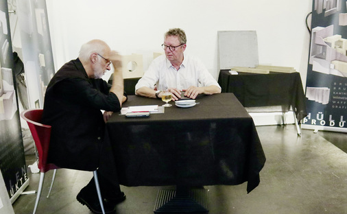 Thomas Schilling (rechts) vertrat die Ofenbauprodukte von Brula.