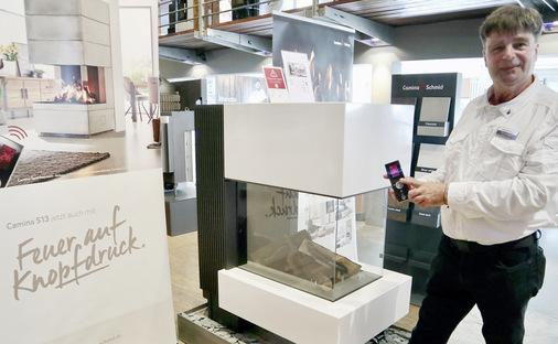 Camina & Schmid zeigte die Neuheiten der WOF auch in Hamburg, unter anderem die Gaskamin-Speichersteinanlage   „Camina S13“ mit neuer ­Fernbedienung.