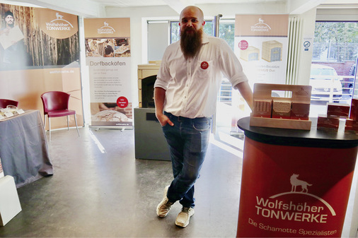 Wolfshöher Außendienstmitarbeiter Benjamin Troff präsentierte die hauseigene Produktpalette an Ofenbaustoffen.