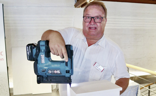 Thomas Söffgen bohrte am Silca-Stand verdammt dicke Platten – zum Beispiel die neue wärmedämmende Silcarapid-Konstruktionsplatte   „850CB“. - © Foto: Martin Henze
