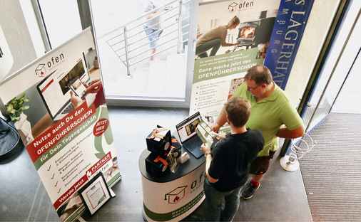 Die Ofenakademie war erstmals mit einem Stand auf der Messe dabei und informierte über den Ofenführerschein als Online-Schulungs­angebot. - © Foto: Martin Henze
