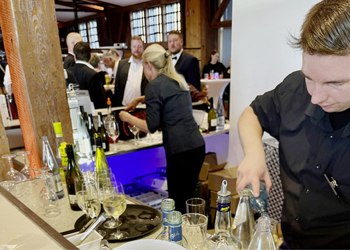 Gerührt, nicht geschüttelt! An der   „Casino-Bar“ herrschte Hochbetrieb. - © Foto: Martin Henze
