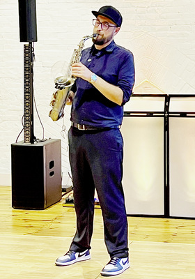 Musik mit Saxophon und auch vom Band: DJ Timothy Nealon beherrscht beides. - © Foto: Martin Henze
