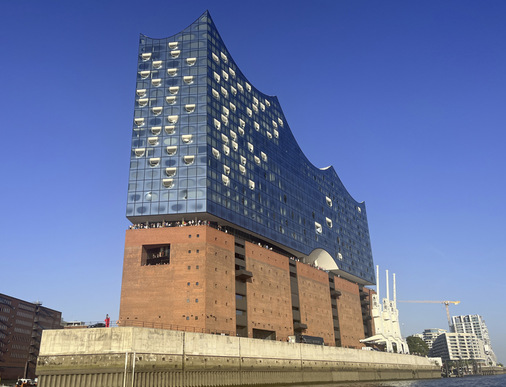 Die Barkasse mit den Gästen an Bord passierte auf ihrem Weg die Bauten rund um den Hafen und unter anderem die im Abendlicht liegende ­Elbphilharmonie. - © Foto: Martin Henze
