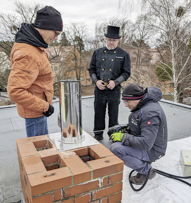 Die Montage des   „Airjekt Top“ im Rahmen einer aktuellen ­Berichterstattung für das ARD-Magazin PlusMinus. - © Foto: www.raab-gruppe.de
