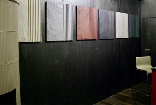  Mit   „Pietra“ (Muster an der Wand) hat Hafnertec eine neue, spannende Keramikoberfläche kreiert.
