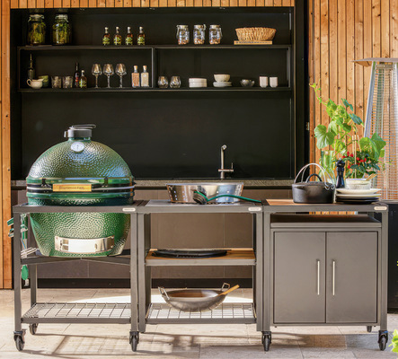  Michael Zwingel nennt sein Unternehmen   „Der Big Green EGGspezialist“ – kein Wunder, dass das beliebte Grill- und Koch-Ei auch zentraler Bestandteil seiner Modul-Außenküchen ist. Bei Zwingel sind zahlreiche Varianten und sämtliches Zubehör zu den grünen Eiern erhältlich.