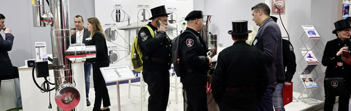  Eine Gruppe italienischer Schornsteinfeger interessiert sich am Stand der Raab-Gruppe für die nachgeschalteten Einrichtungen zu Emissionsminderung.