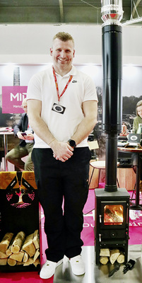  ﻿Die kleine britische Gusskaminofen-Manufaktur Midtherm hatte den vermutlich kleinsten funktionierenden Gusskaminofen der gesamten Messe an ihrem Stand.