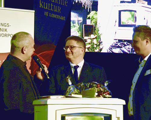  Jens Cordes (Mitte) bekam als Mitorganisator und Moderator seine eigene Laudatio zum Jubiläum.