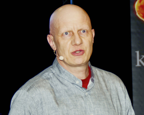  Mike Hellwig von Ortner stellte die Vestatherm-Hybridheizung vor: eine Kombi von Holzheizung und Wärmepumpe.