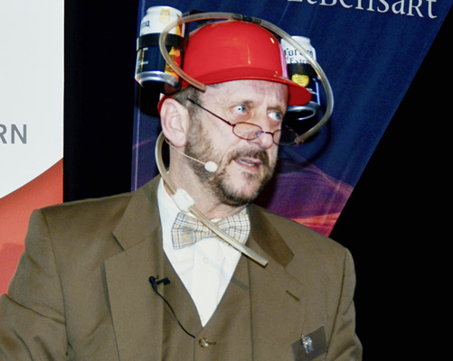  Dass der „Professor“ ein Komischer war, wurde unmittelbar bei seinem Bühnenauftritt klar.