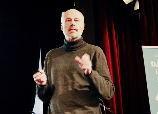 Klaus Leihkamm stellte ein hybrides Heizsystem aus wasserführendem Ofen und PV- unterstütztem Heizstab vor, das auf eine kostspielige Wärmepumpe verzichtet. - © Foto: Martin Henze
