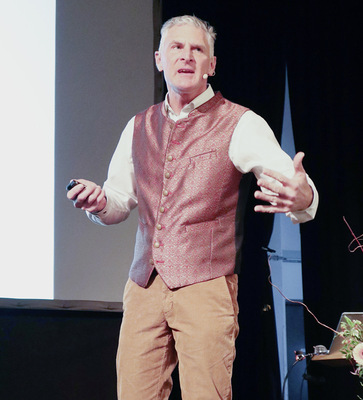  Klaus Rüttiger (FV SHK Bayern) referierte zum GEG 2024 und die Rolle, die der Ofenbau dabei spielen kann.