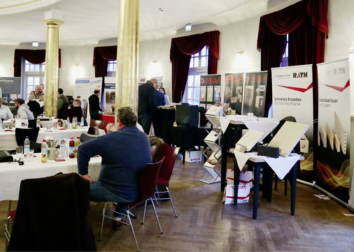  Zahlreiche Aussteller nutzten das Arbeitsseminar für den Direktkontakt zu den Ofenbauern.