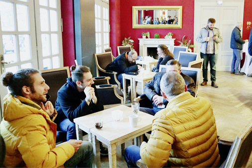 Die Pausen wurden für angeregte Gespräche im Kaminzimmer genutzt. - © Foto: Martin Henze
