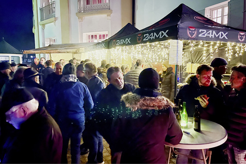 Bei Temperaturen um den Gefrierpunkt war der Glühwein beim „Feurigen Abend“ gern gesehen. - © Foto: Martin Henze
