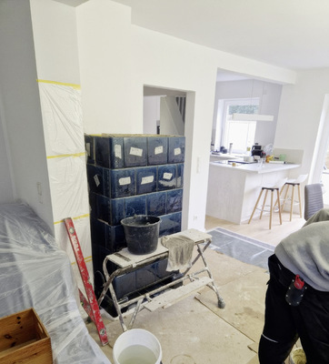  Hier wird der zuvor sorgfältig durchnummerierte Kachelmantel wieder aufgebaut.