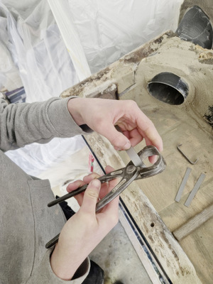  Das Klammern der Ofenkacheln erhöht die Stabilität der Keramikeinkleidung.