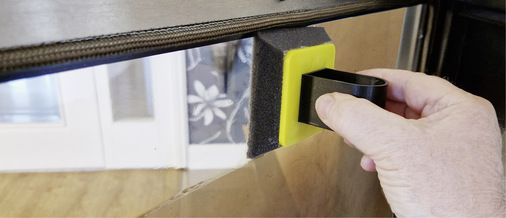  Für die Reinigung der Feuerglasscheiben werden die Reiniger nicht mit einem Lappen aufgetragen, was zu schmutzigen Händen führen würde. Zum Auftragen gibt es spezielle Schaumstoffpads, mit denen man die Scheiben mühelos reinigt, ohne mit den Reinigungsmitteln in Berührung zu kommen. Man könnte die Scheiben sogar ohne Gummihandschuhe reinigen.