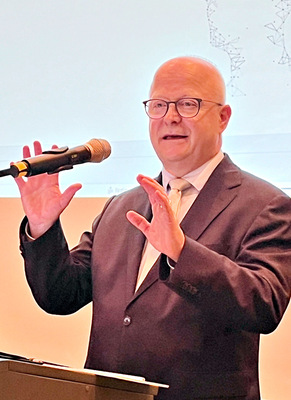 Als Vertreter der ­Politik hielt Michael Theurer, Parlamen­tarischer Staats­sekretär des Bundes­ministeriums für ­Digitales und Verkehr, eine Festrede.