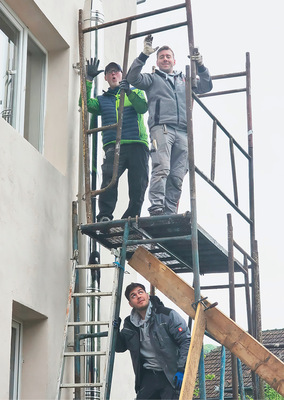 Nett gemeint, aber viel zu kurz: Das Gerüst, mit dem der Schornstein gesetzt werden sollte. Im Obergeschoss ist erst mal Schluss.