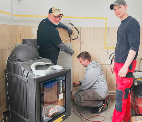 Hoch motiviert startet das Team der ersten Woche mit dem Ofen-Aufbau.