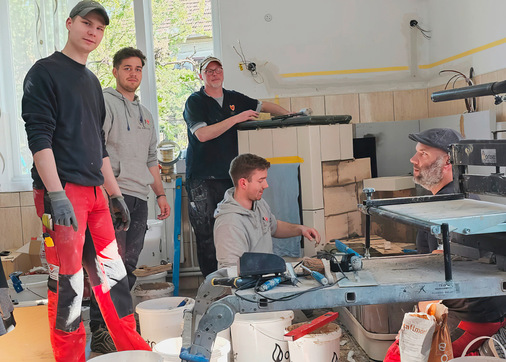 Mit Motivation, Improvisation, Organisation und Präzision leistet schon das erste Team Unglaubliches und übergibt einen in Grundzügen stehenden Kachelofen an Team 2.