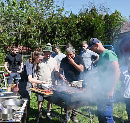 Rustikales Grill-Event am Feierabend.