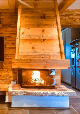 Diesen Kamin mit der holzverkleideten Esse reichte die Ofenmanufaktur Liebewein bei einem Fotowettbewerb der Firma Rüegg ein.