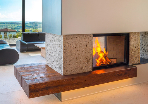 Naturbelassene Holzbohlen dienten David Muhl vom Rüegg Ofenstudio Freudenberg als Feuer­tisch.