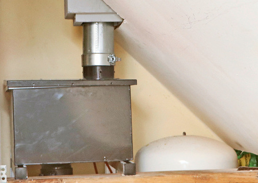 ﻿Die fertiggestellte „PowerVent-Ventilator­einheit“ unter dem Dach. Rechts im Bild: Der Ausgleichsbehälter, der ebenfalls unter dem Dach befindlichen Gastherme.