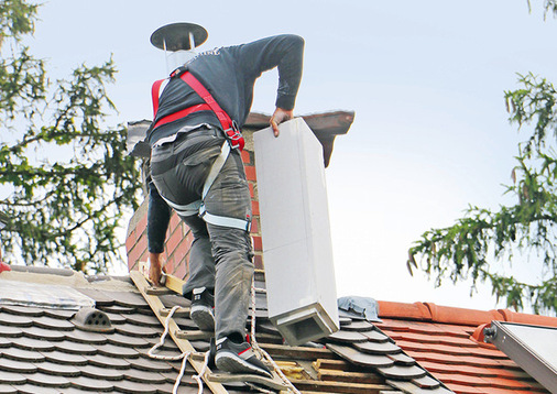 Dazu wurde zuvor auf dem Dach ein mit passgenauem Dachneigungswinkel zugeschnittener, 1 Meter langer F90-Schacht durch die geöffnete Dachhaut in den Dachgiebel eingebracht …
