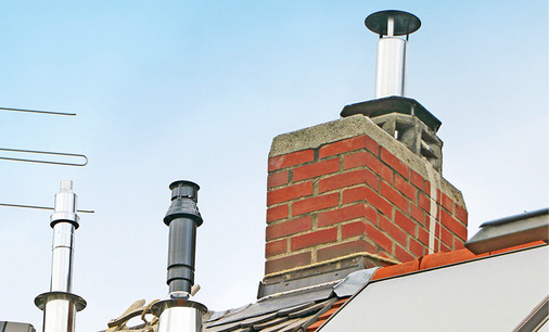 Fertiggestellter Schornsteinabschluss des Gaskamins am Dach.