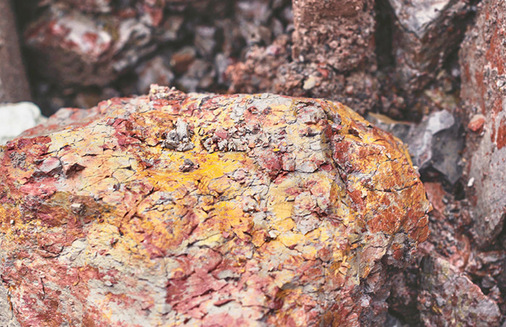 Zunächst ist der Rohstoff für Schamotte ein lehmartiger Klumpen, der nach Aufbereitung durch Zerkleinern und Fraktionieren bis zur Verarbeitung im so genannten „Sumpfhaus“ ­zwischengelagert wird.