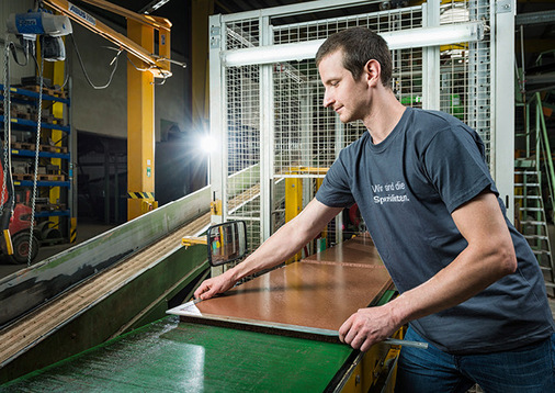 Ein Großteil der späteren Schamotteware wird im Strangzugverfahren als „Endlosband“ vorproduziert und dann in die benötigten ­Formate abgelängt.