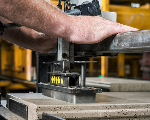 Formgeben: Spezielle Teile für den Ofenbau werden in Formen gepresst.