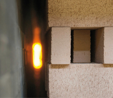 Beim abschließenden Brennen entsteht die dauerhafte und belastbare Ofenschamotte.