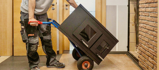 Viele Ofenhersteller haben ein spezielles Austauschgeräteprogramm für alte Kachelofen-Heizeinsätze, hier ein Modell von Leda. Diese erfüllen die BImSchV-Anforderungen und sind somit geeignet, solchen Öfen ein neues Leben zu schenken.