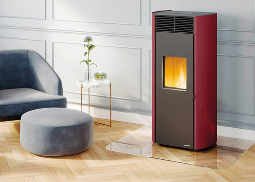 Eines der luftgeführten Erfolgsmodelle von Palazzetti ist der Pellet-Kaminofen „Clelia TC“. Er kann über das AirPro-System auch entfernt liegende Räume optional mit Warmluft versorgen.