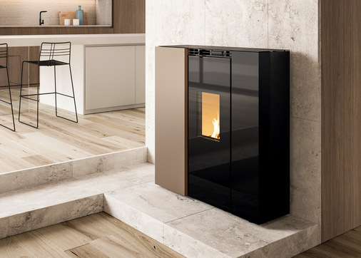 Eine wasserführende Pelletofen-Neuheit von Palazzetti ist das Wandmodell „Tiffany Idro“. Es ist, wie auch die anderen wasserführenden Pelletöfen, durch die KfW förderfähig.