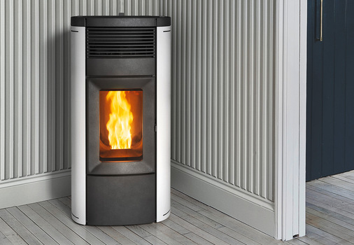 Besondere Merkmale der Core-Pelletöfen von MCZ sind das scheitholzähnliche Flammenbild, die sehr geringen Emissionswerte und ein um rund 15 Prozent geringerer Pelletverbrauch als bei herkömmlichen Öfen. Hier der „Musa Core“.